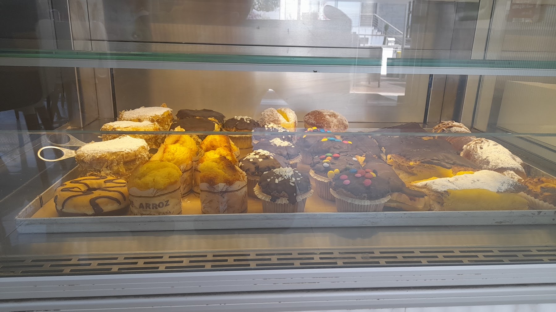 Tabuleiro da vitrina com pão de ló, bolo de arroz e queques