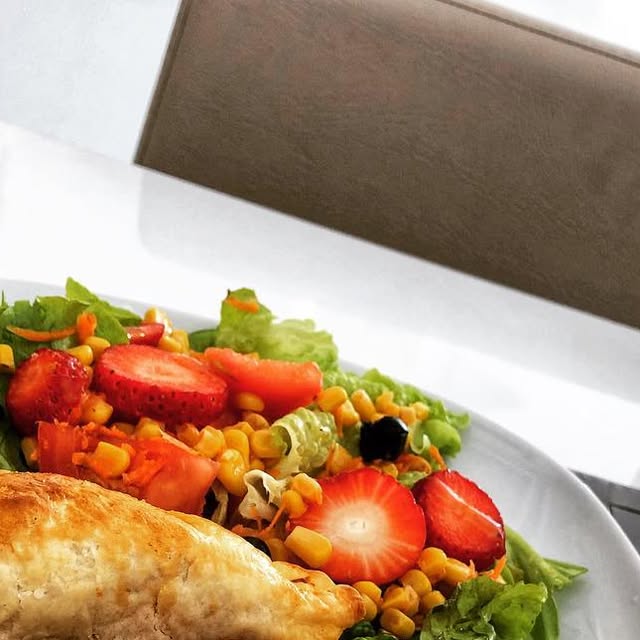 Folhadinhos de frango com salada