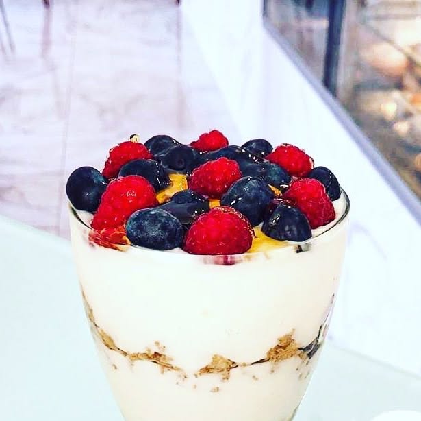 Iogurte com granola e frutos vermelhos